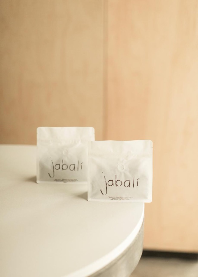 Dos bolsas de café Jabalí sobre una mesa clara